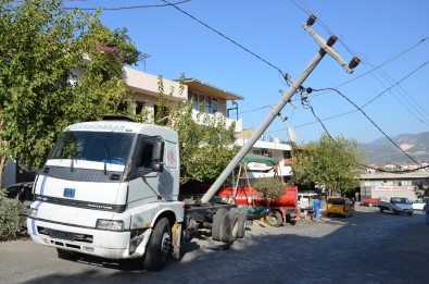 Milas'ta Freni Patlayan Kamyon Elektrik Direğini Yıktı