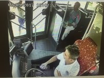 ARAÇ KAMERASI - Belediye Otobüsüne Saldırıp, Yolcuyu Darp Ettiler