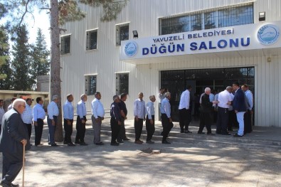 Yavuzeli'ndeki Protokol Vatandaşlarla Bayramlaştı