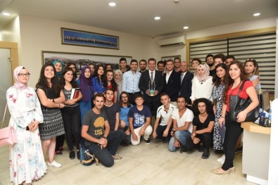Başkan Yılmaz, Cumhurbaşkanı Erdoğan'dan Aldığı Ödülü Gençlerle Paylaştı