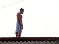 KAYGıSıZ - Cezaevi Firarisi Genç, Eve Gelen Polisleri Görünce Çatıya Çıktı