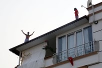 KAYGıSıZ - Cezaevi Firarisi Polisleri Görünce Çatıya Çıktı