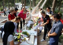 GÜLŞAH AKKAYA - Kadın Basketbolcular Özgecan'ın Mezarını Ziyaret Etti