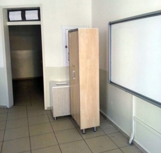 Minik Öğrenci 2 Metrelik Dolabın Altında Kaldı