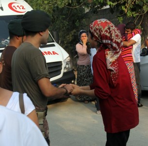 Şehidin Yeğeni Polisin Elini Tutup Ağladı