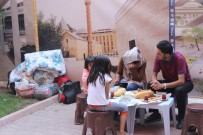 Sokakta Yaşayan Afganlı Aileye Ahi Esnafı Sahip Çıktı