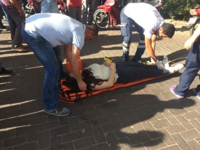 Motosikletiyle Otomobile Çarpan Genç Kız Yaralandı