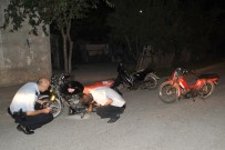 ÖMER SEYFETTİN - Polisi Görünce Motosikletleri Bırakıp Kaçtılar