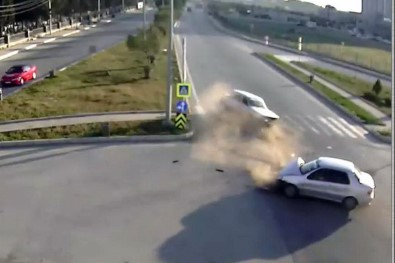 Samsun'da Trafik Kazaları MOBESE Kameralarına Yansıdı