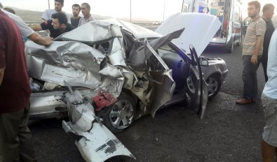Tırın Çarptığı Otomobil Hurdaya Döndü Açıklaması 1 Ölü, 4 Yaralı