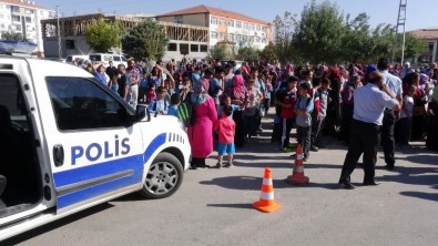Aksaray'da Öğrenci Ve Velilerden Üst Geçit Eylemi