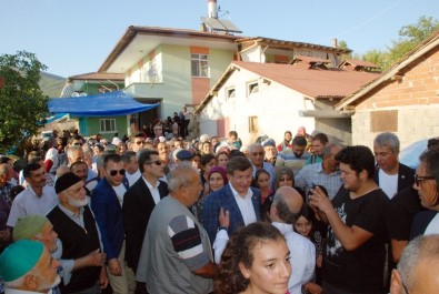 Eski Başbakan Davutoğlu'na Eşinin Köyünde Yoğun İlgi