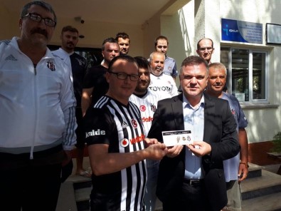 Formalarını Giyip, Kızılay'a Kan Bağışladılar