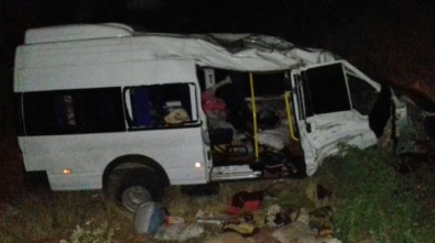 Tarım İşçilerini Taşıyan Minibüs Yoldan Çıktı Açıklaması 17 Yaralı