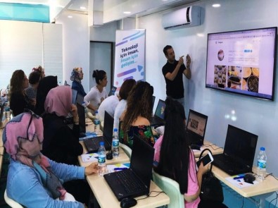 Türk Telekom Ağrı'da Kadınlara Teknoloji Eğitimi Verecek
