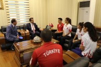 AVRUPA ATLETIZM ŞAMPIYONASı - Vali Güzeloğlu, Uluslararası Müsabakalarda Dereceye Giren Öğrencilere Ödül Verdi
