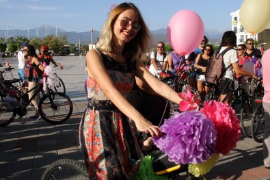 Fethiye'de 'Süslü Kadınlar Bisiklet Turu'