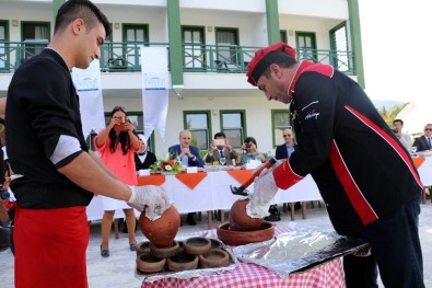Kurtulmuş, Ayakkabılarını Çıkarıp Salda Gölü'ne Girdi