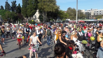 'Süslü Kadınlar' Bisikletleriyle İstanbul Trafiğinde