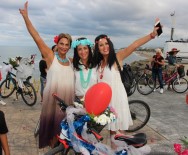 KURUPELIT - Süslü Kadınlar Bisikletleriyle Turladı