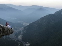 GÜLEK - Uçurumun Kıyısında Tıraş