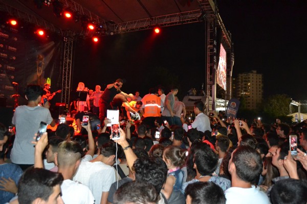 Seyirciler sahneye hücum Etti, Aleyna Tilki kaçtı