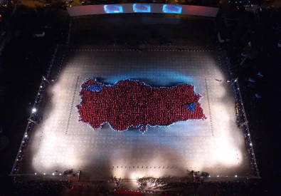 Bayraklı'da 'Kalpaklı Atatürk' Sürprizi