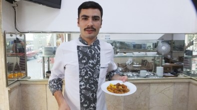 Burhaniye'de Samet Uzun Diplomalı Aşçı Oldu