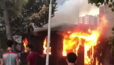 İstanbul'da Taksi Kulübesinde Korkutan Yangın