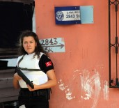 KADIN POLİS - Kadın polis sokak levhasında uyuşturucu buldu!