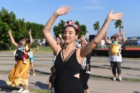 Konyaaltı'nda Anneler, Bebekleriyle Dans Ettiler.