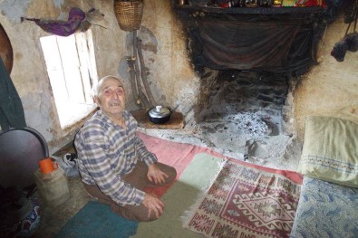 Yaşlı Adamın Mağara Gibi Evde Yaşam Mücadelesi Görenlerin Yüreğini Dağlıyor