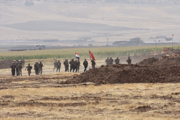 Irak askerleri tatbikat alanında