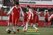 KARABAĞ - Bayraklı'nın Halı Sahaları Göz Kamaştırıyor