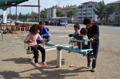 Göçmen Çocuklar Her Şeyden Habersiz Parkta Oynadı