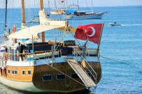 YURT DIŞI YASAĞI - Türk Bayraklı Gemiler Limandan Çıkamadı