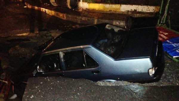 Cadde ortadan ikiye ayrıldı, otomobili yuttu!