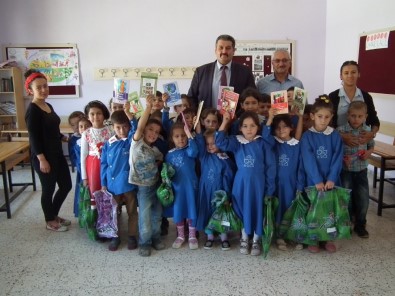 Sarıveliler'de MHP İlçe Teşkilatından Öğrencilere Kırtasiye Ve Giysi Yardımı