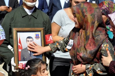 Şehidin Cenazesinde 'Kahrolsun PKK' Sloganları Atıldı