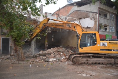 Zile Belediyesi Eski İtfaiye Binası Yıkıldı