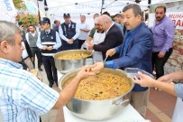 ŞÜKRÜ KARABACAK - Başkan Karabacak Vatandaşlara Aşure Dağıttı