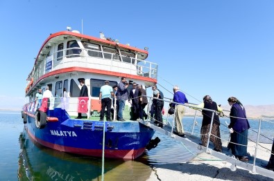 Belediye Başkanı Çakır'dan Huzurevi Sakinlerine Tekne Gezisi Jesti
