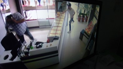 Bursa'da İthal Hırsız, Güpegündüz Kuyumcuyu Böyle Soydu....