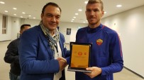 EDIN DZEKO - İtalya-Azerbaycan Dostluk Ve İşbirliği Derneği'nden Karabağ - Roma Maçında Ödül