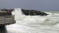 Karadenizde Dev Dalgalar Sahilleri Dövüyor