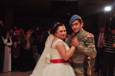 Kendi Düğününe Askeri Üniforma İle Geldi