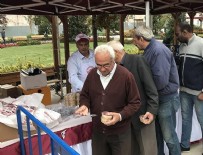 SULTANAHMET - Fatih'teki camilerde Cuma namazı sonrası aşure dağıtıldı