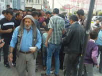 ÖZALP BELEDİYESİ - Özalp Belediyesi Cuma Namazı Sonrası Aşure Dağıttı