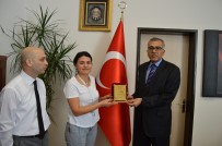 OSMAN AYDıN - Tayini Çıkan Doktorlara Teşekkür Plaketi