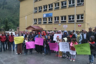 Trabzon'un Yomra İlçesi Madenli Mahallesinde Velilerin Taşımalı Eğitim Tepkisi